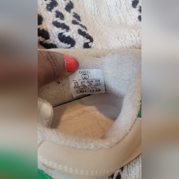 COPY - Beautiful pre-owned Gucci in good condition. Missing a GG stone on one f… - Picture 13 of 13